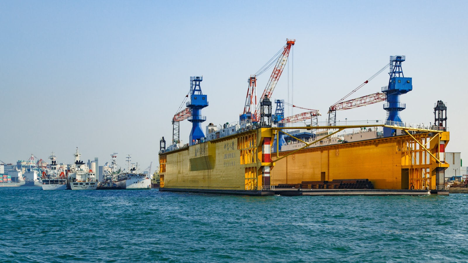 Offshore installation vessel working at sea