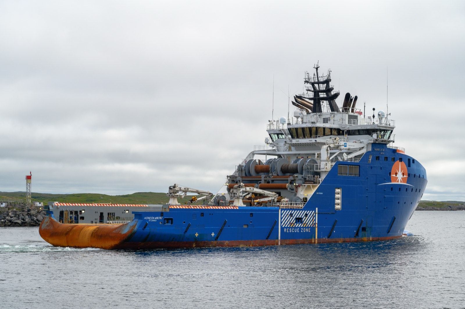 Offshore support vessel under way