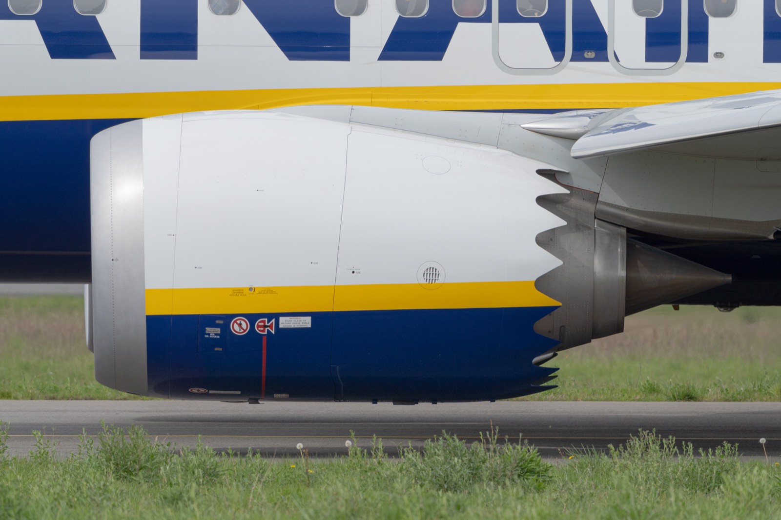 Turbofan engine nacelle on a modern airliner