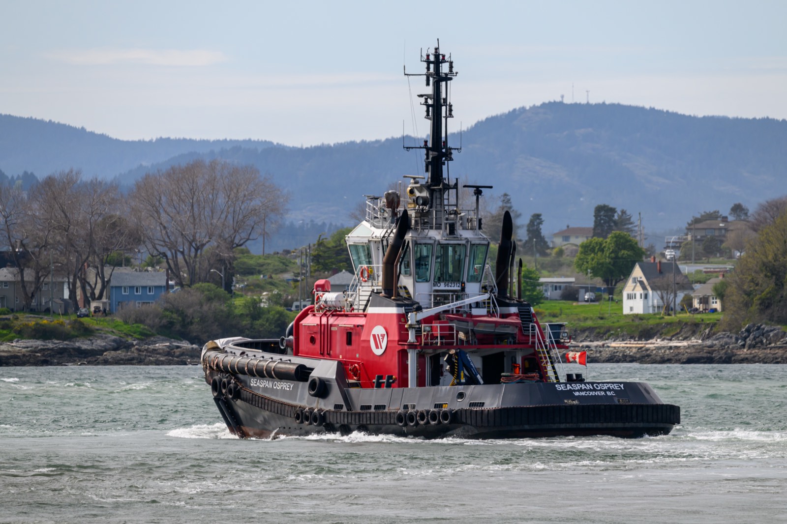 Harbour tug assisting a vessel alongside