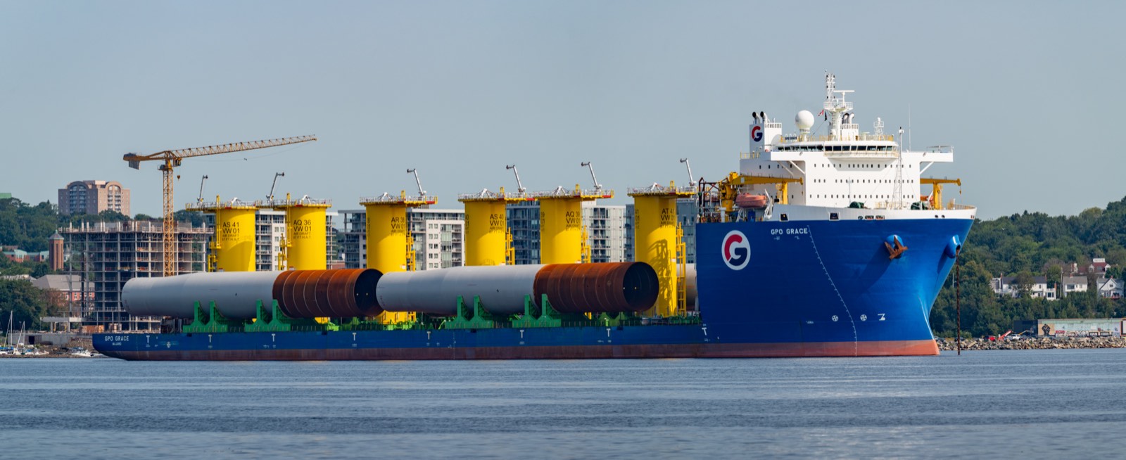 Heavy-lift vessel loaded with oversized project modules